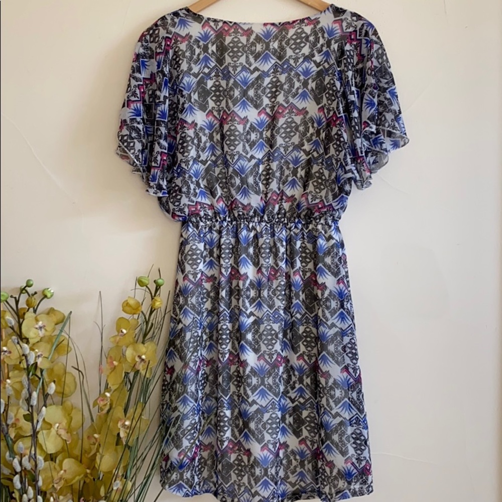 Small Flowy Patterned Dress - Picture 9 of 9